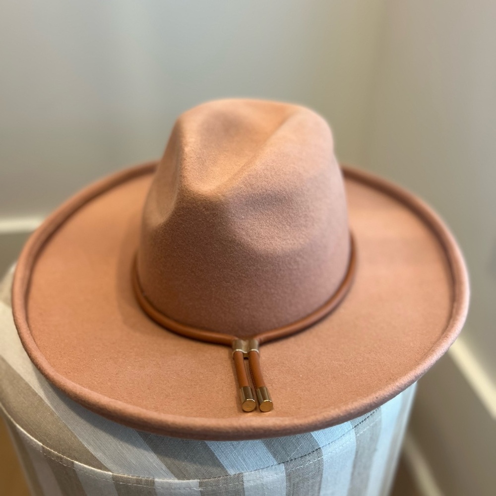 Gigi pip Cara Loren hat